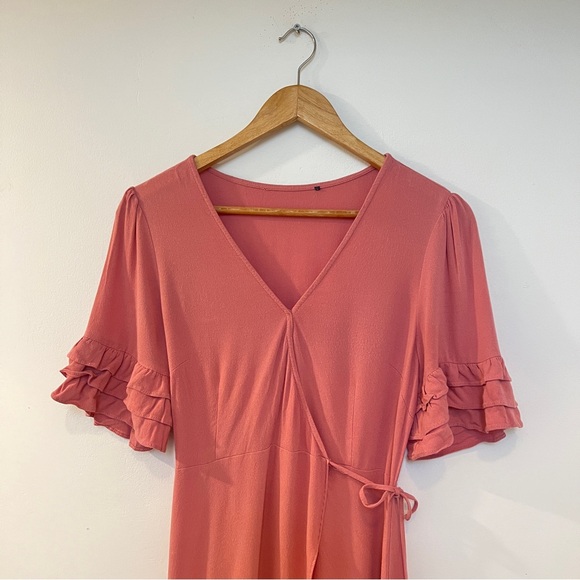 💗🌺Gorgeous pinkish dress!!🎀 Small, ruffles & wrap details, from Europe! - Picture 2 of 16